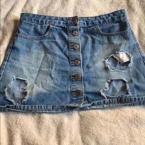 ✨3/$15 or 4/$20✨ Forever 21 distressed denim skirt